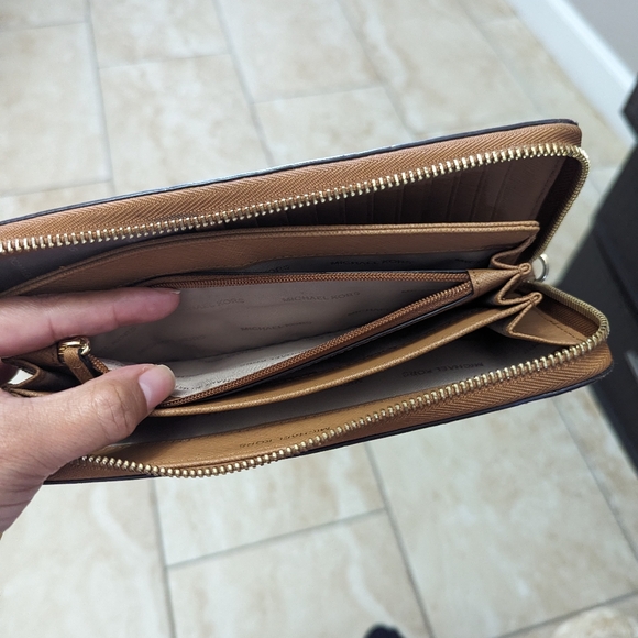 Gently use, Michael Kors Jet set Wallet - Picture 10 of 15